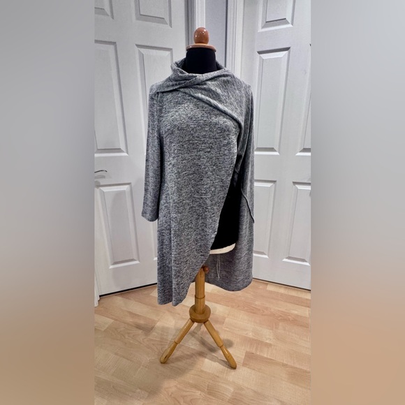 Neiman Marcus Gray Wrap/Poncho, size L - Picture 3 of 9